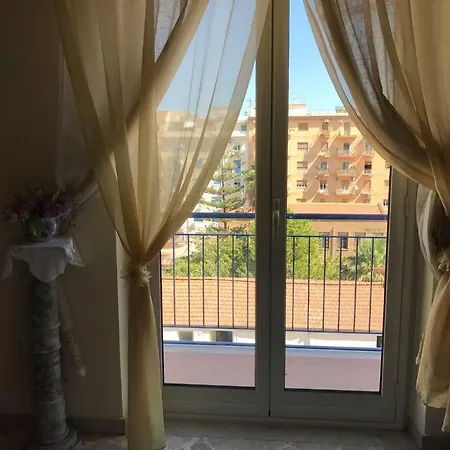 Large Flat Near Botanical Garden & Station *